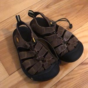 Boys Keens size 1 Brown